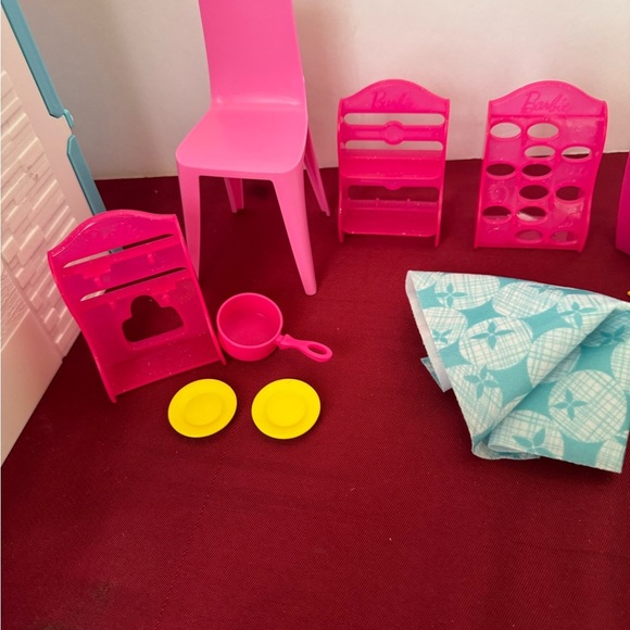 2018 Barbie Folding Getaway Portable Playhouse w/ Bed,Table, and Accessories - Picture 11 of 16